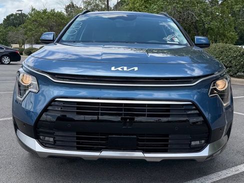 Certified 2025 Kia Niro FWD image 2