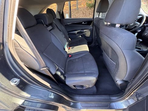 Used 2020 Kia Sorento LX image 55
