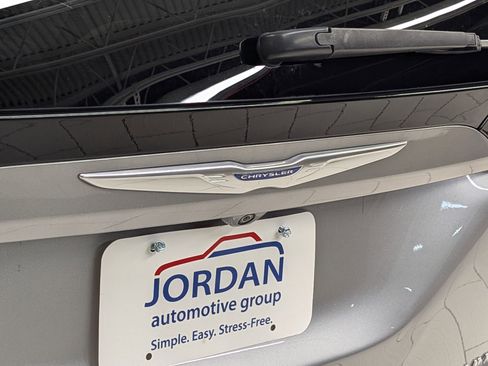 Used 2020 Chrysler Pacifica Limited image 34