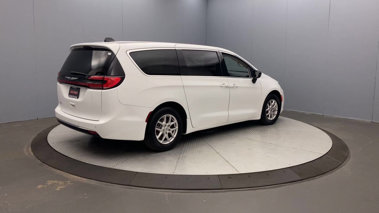 Used 2024 Chrysler Pacifica Touring-L FWD image 5