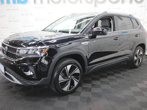 Used 2024 Volkswagen Taos SE AWD/4WD image 2