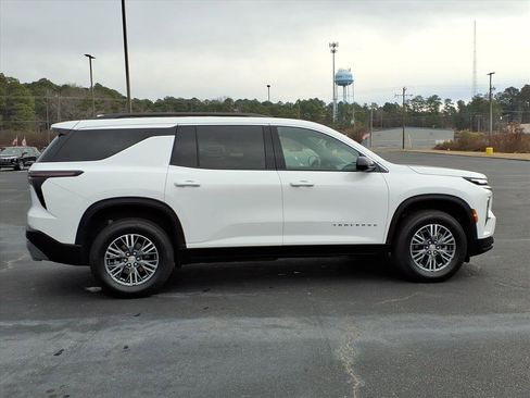 Used 2025 Chevrolet Traverse LT w/ Driver Confidence Package image 18