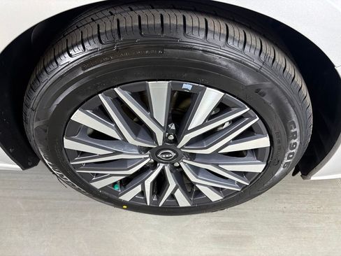 Used 2024 Nissan Altima 2.5 SV FWD image 10
