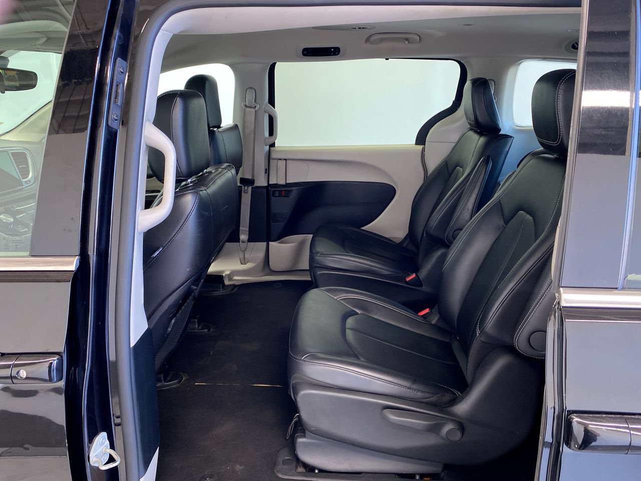 Used 2024 Chrysler Pacifica Limited FWD image 32