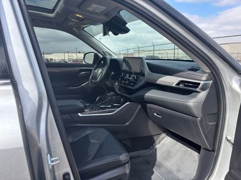 Used 2025 Toyota Highlander Platinum image 8