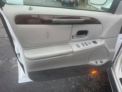 Used 1998 Lincoln Town Car Executive image 16