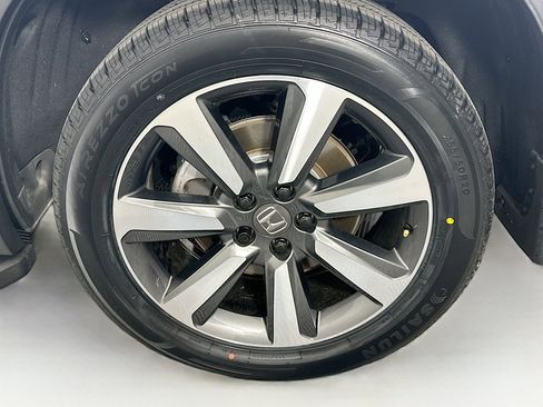 Used 2024 Honda Pilot Touring image 11