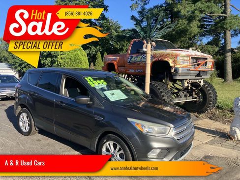 Used 2017 Ford Escape SE FWD image 1