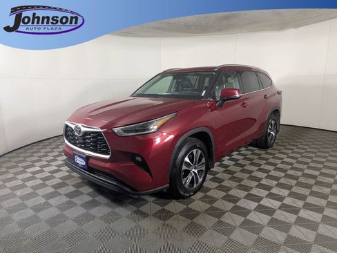 Used 2021 Toyota Highlander XLE image 1