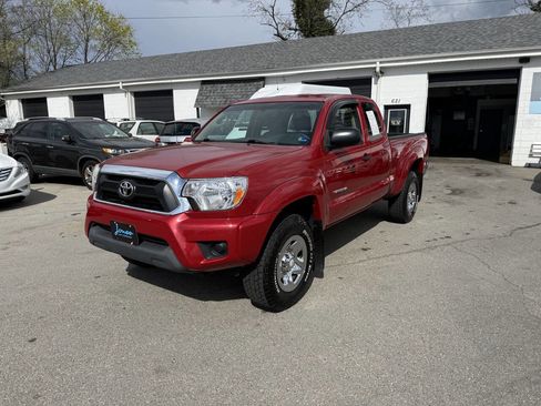 Used 2012 Toyota Tacoma 4x4 Access Cab w/ SR5 Pkg image 2