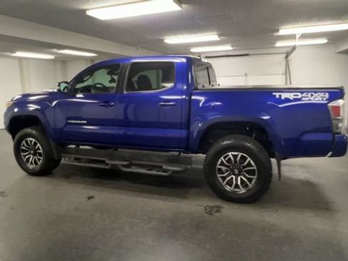 Used 2022 Toyota Tacoma TRD Sport w/ TRD Premium Sport Package AWD/4WD image 6
