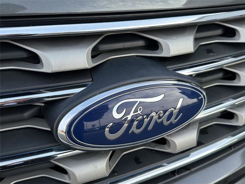 Used 2017 Ford Explorer XLT w/ Equipment Group 202A image 9