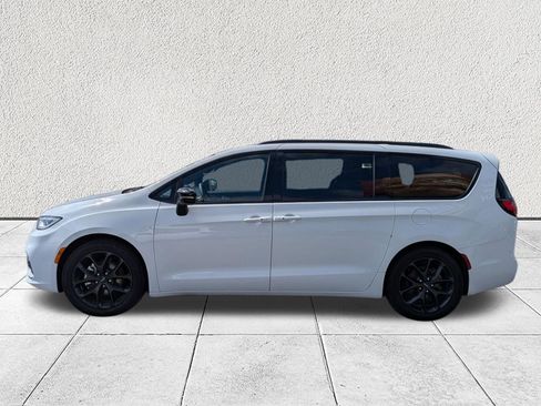 Used 2025 Chrysler Pacifica Limited FWD image 6