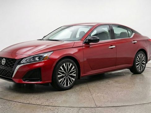 Used 2025 Nissan Altima 2.5 SV image 3