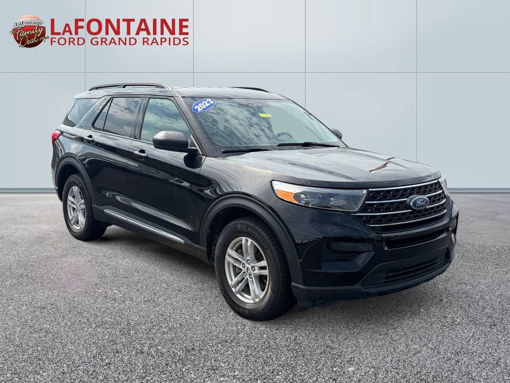Used 2023 Ford Explorer XLT AWD/4WD image 3