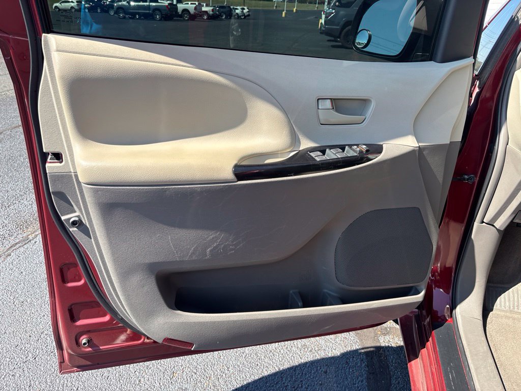 Used 2014 Toyota Sienna L FWD image 6