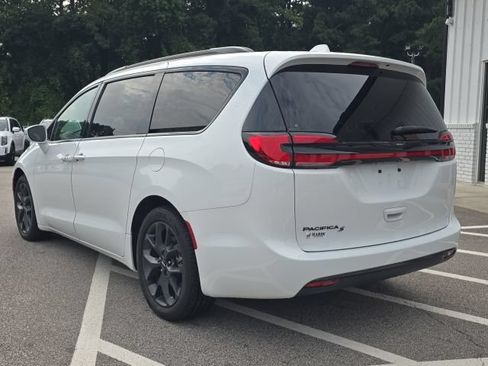 Used 2022 Chrysler Pacifica Touring-L w/ S Appearance Package FWD image 3