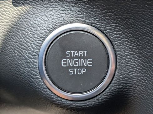 Used 2023 Volvo XC40 B5 Plus image 31