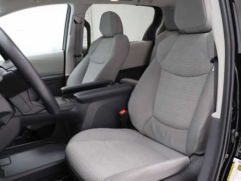 Used 2024 Toyota Sienna LE image 16