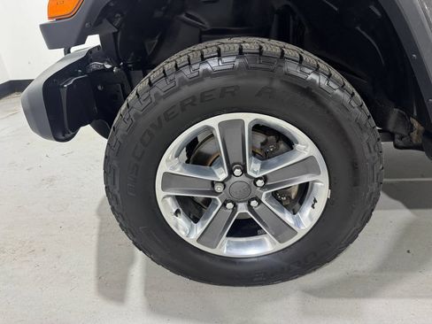 Used 2019 Jeep Wrangler Unlimited Sahara w/ Uconnect 4C Nav & Sound Group AWD/4WD image 10