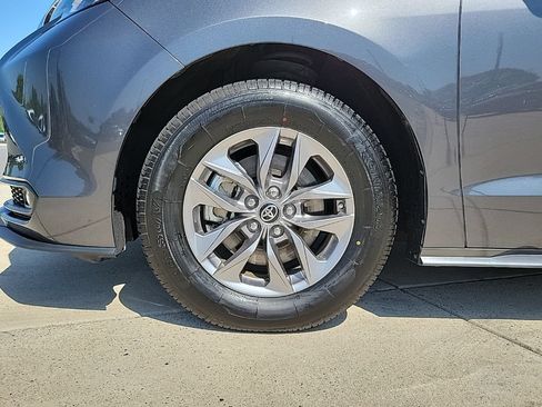 Used 2025 Toyota Sienna XLE FWD image 9