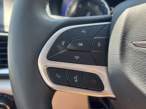 Used 2023 Chrysler Pacifica Touring-L FWD image 18