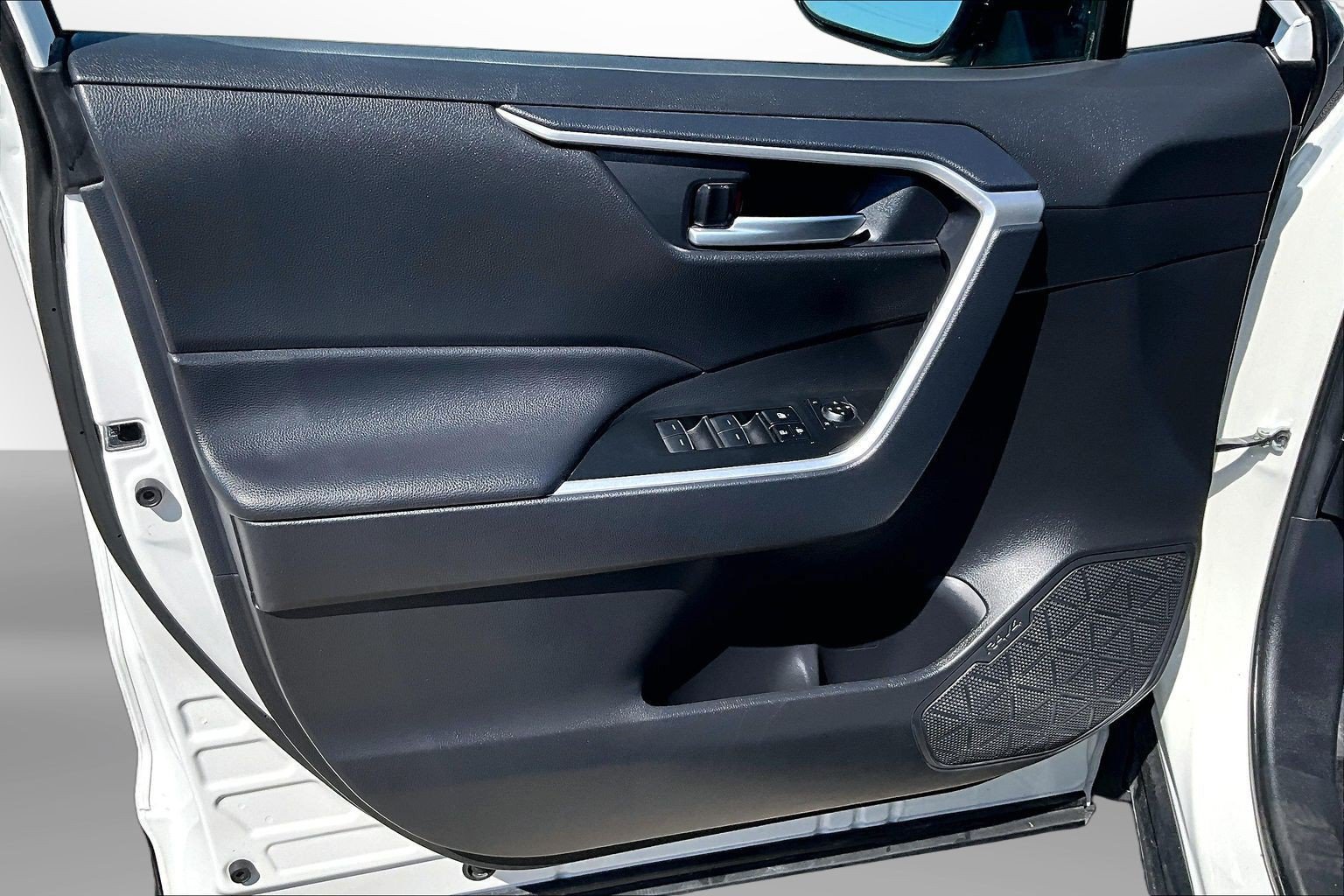Used 2025 Toyota RAV4 XLE FWD image 25