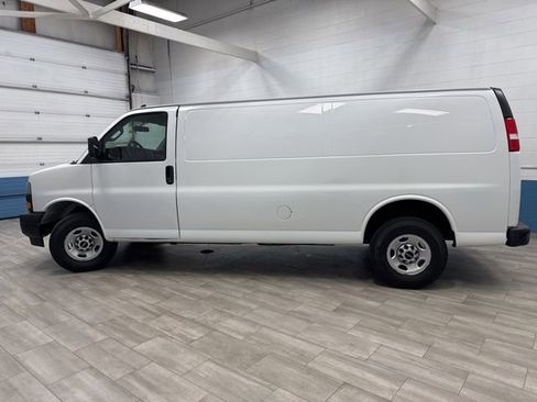 Used 2022 GMC Savana 2500 Extended RWD image 4