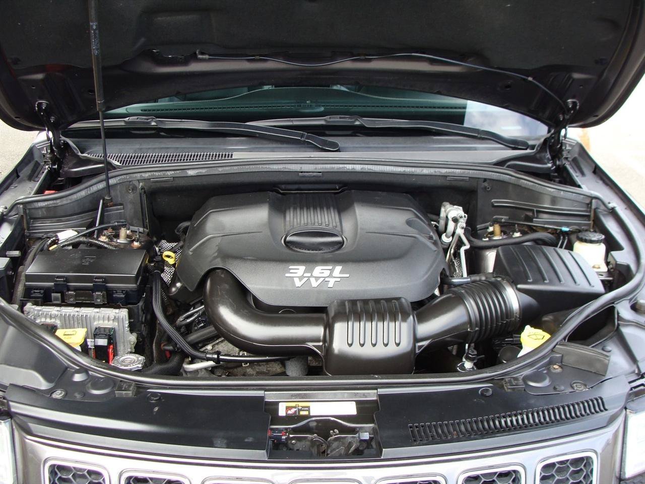 Used 2014 Jeep Grand Cherokee Overland AWD/4WD image 40