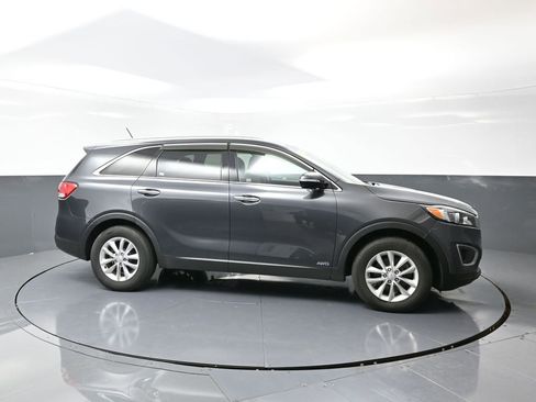 Used 2017 Kia Sorento AWD image 4