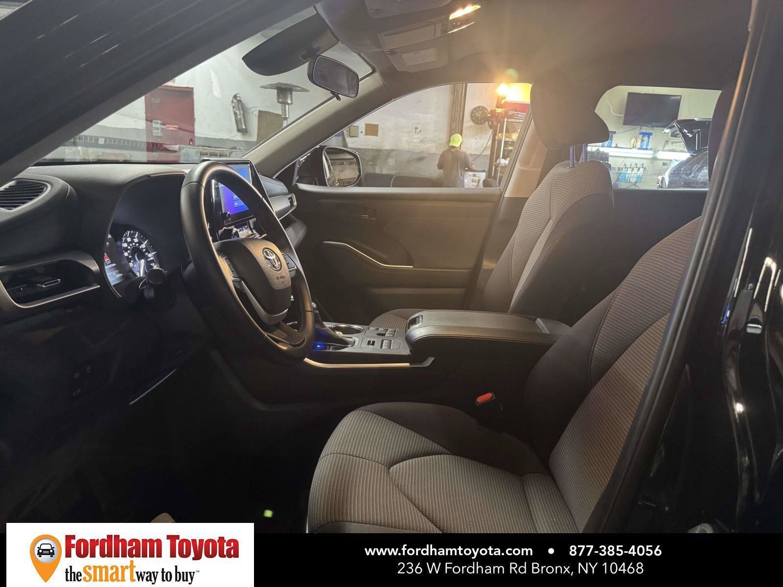 Used 2023 Toyota Highlander LE AWD/4WD image 17