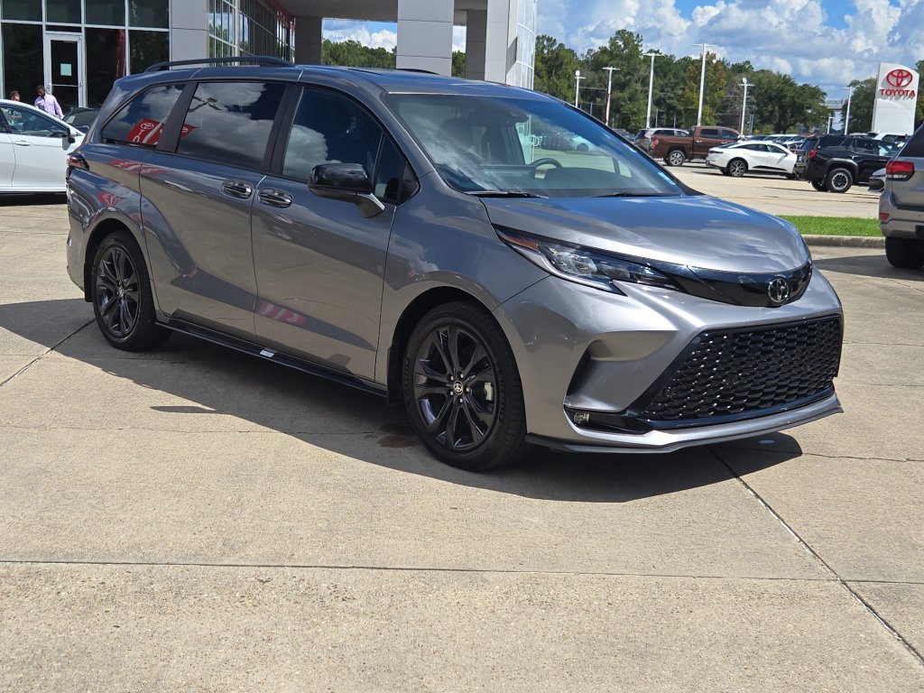 Used 2026 Toyota Sienna XSE FWD image 10