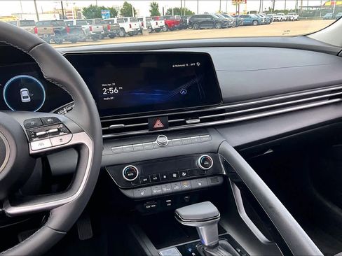 Used 2024 Hyundai Elantra SEL w/ Convenience Package FWD image 6