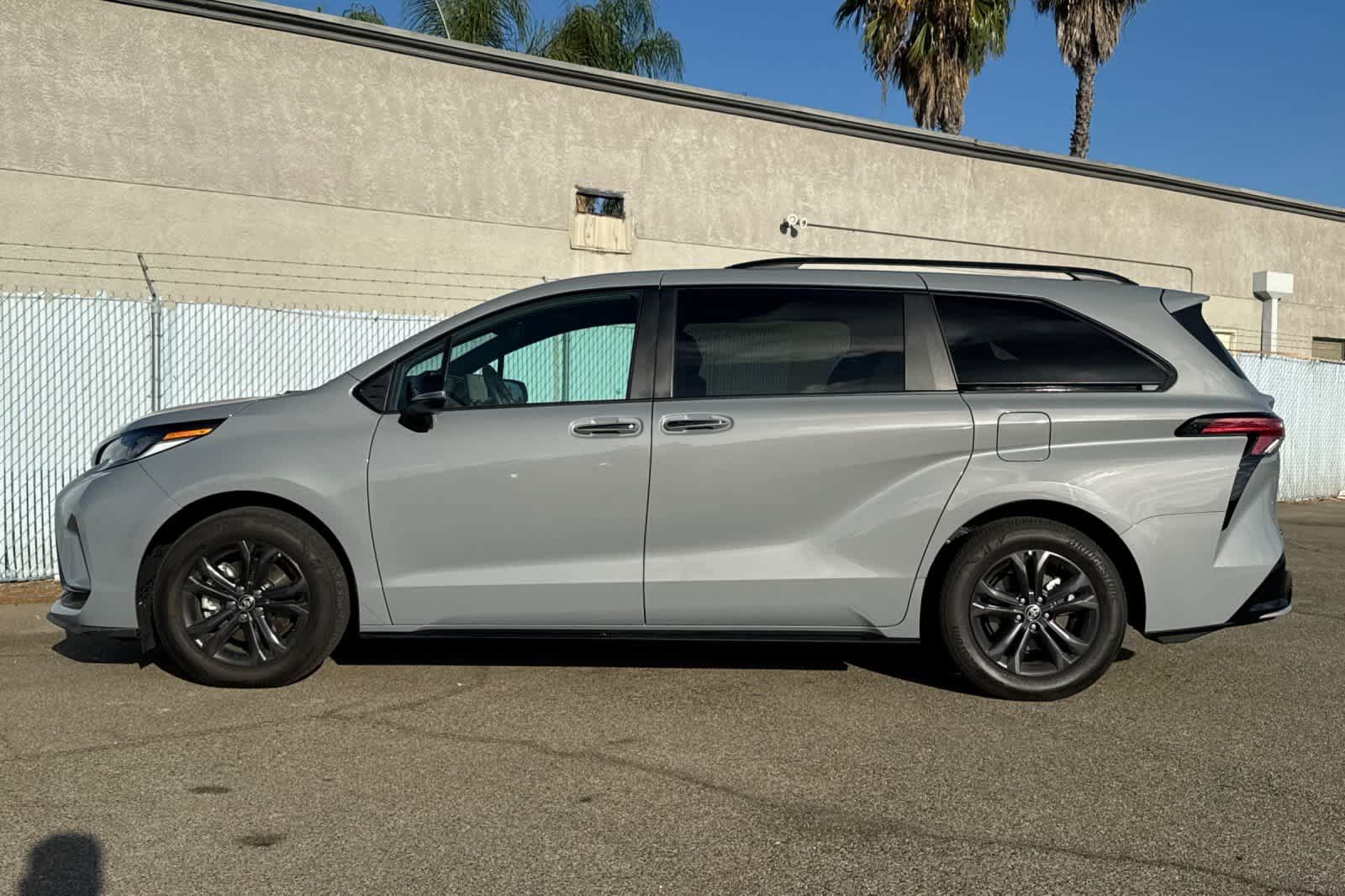 Used 2025 Toyota Sienna XSE w/ XSE Premium Package AWD/4WD image 2