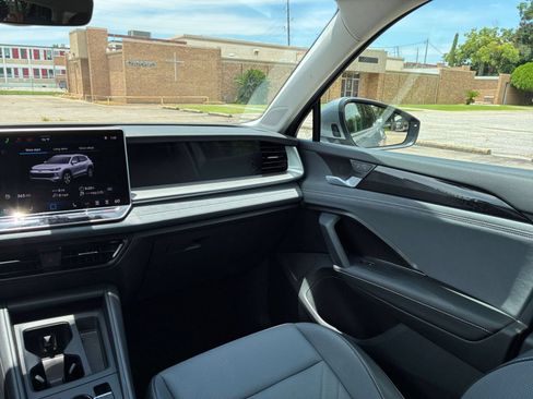Used 2026 Volkswagen Tiguan SE AWD/4WD image 32