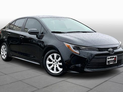 Used 2025 Toyota Corolla LE image 2