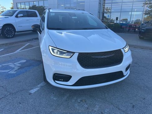 New 2026 Chrysler Pacifica Select image 8