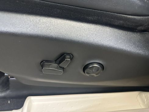 Used 2024 Chrysler Pacifica Touring-L FWD image 6