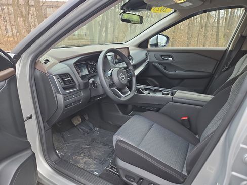 Used 2023 Nissan Rogue SV image 11