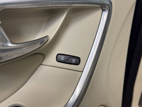 Used 2015 Volvo XC60 T5 Premier image 9