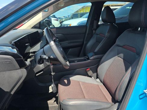 Used 2025 Nissan Kicks SR FWD image 5