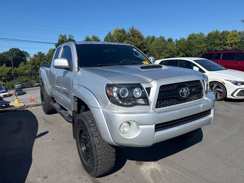 Used 2011 Toyota Tacoma 4x4 Access Cab V6 w/ TRD Sport Pkg image 3