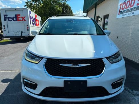 Used 2021 Chrysler Pacifica Touring-L FWD image 8