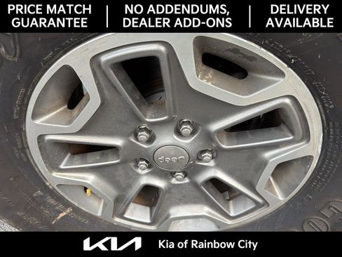 Used 2017 Jeep Wrangler Unlimited Rubicon w/ Connectivity Group image 11