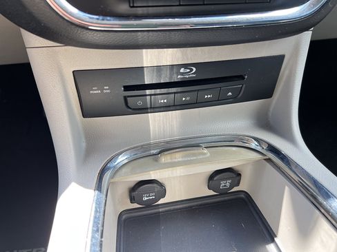 Used 2013 Chrysler Town & Country Touring-L w/ Driver Convenience Group FWD image 25