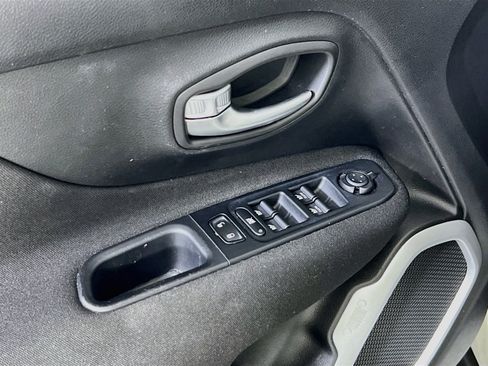 Used 2019 Jeep Renegade Latitude w/ Cold Weather Group AWD/4WD image 17