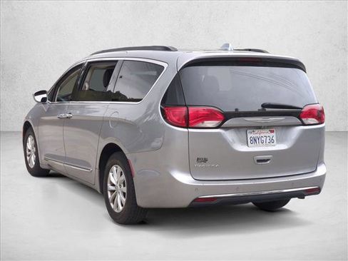 Used 2017 Chrysler Pacifica Touring-L image 3