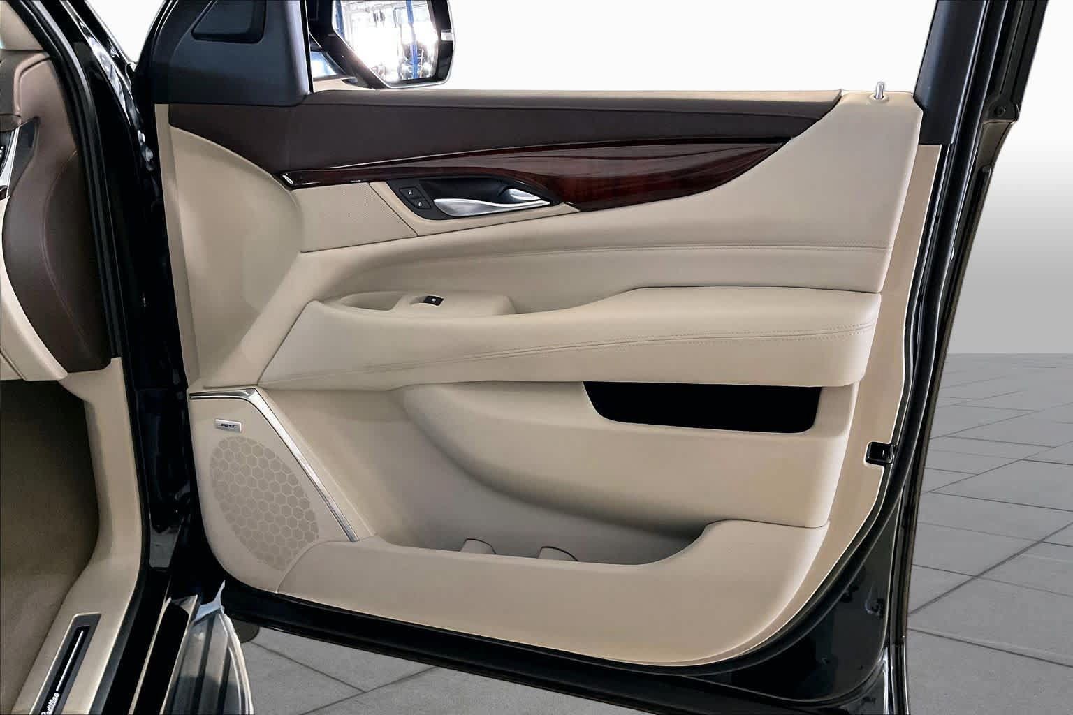 Used 2016 Cadillac Escalade ESV Luxury AWD/4WD image 21