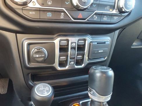 Used 2022 Jeep Wrangler Unlimited Sahara image 25