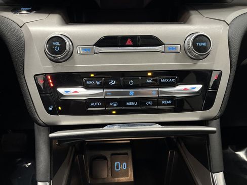 Used 2023 Ford Explorer XLT image 20